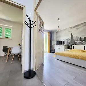  Apartman Cozy With Balcony 10 Min From The